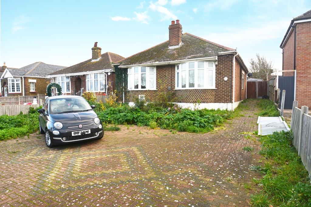Lot: 25 - DETACHED BUNGALOW FOR REFURBISHMENT AND REPAIR - Detached bungalow with driveway
